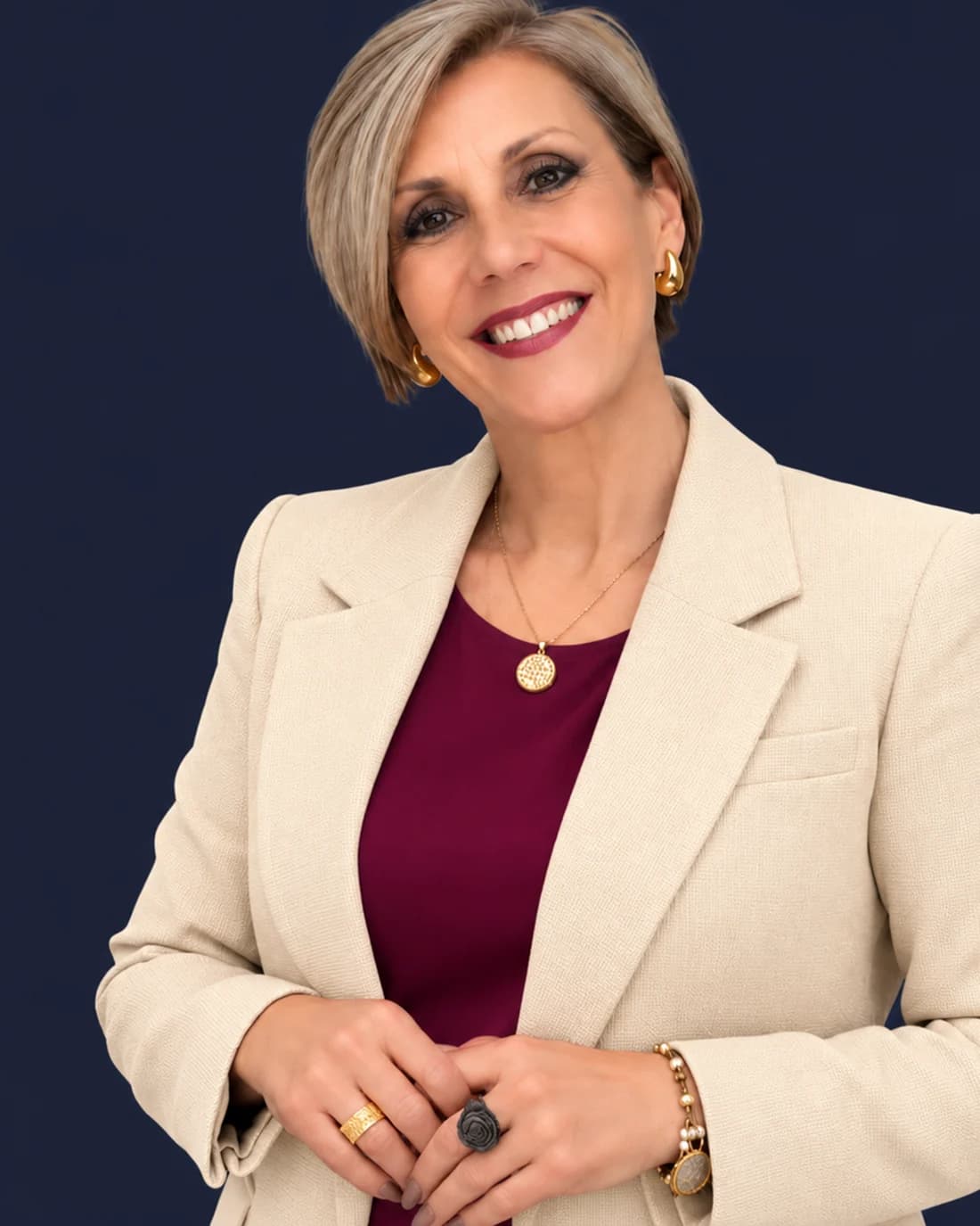 Retrato de la Dra. María Alejandra Mancebo, con blazer color crema, sobre fondo azul noche