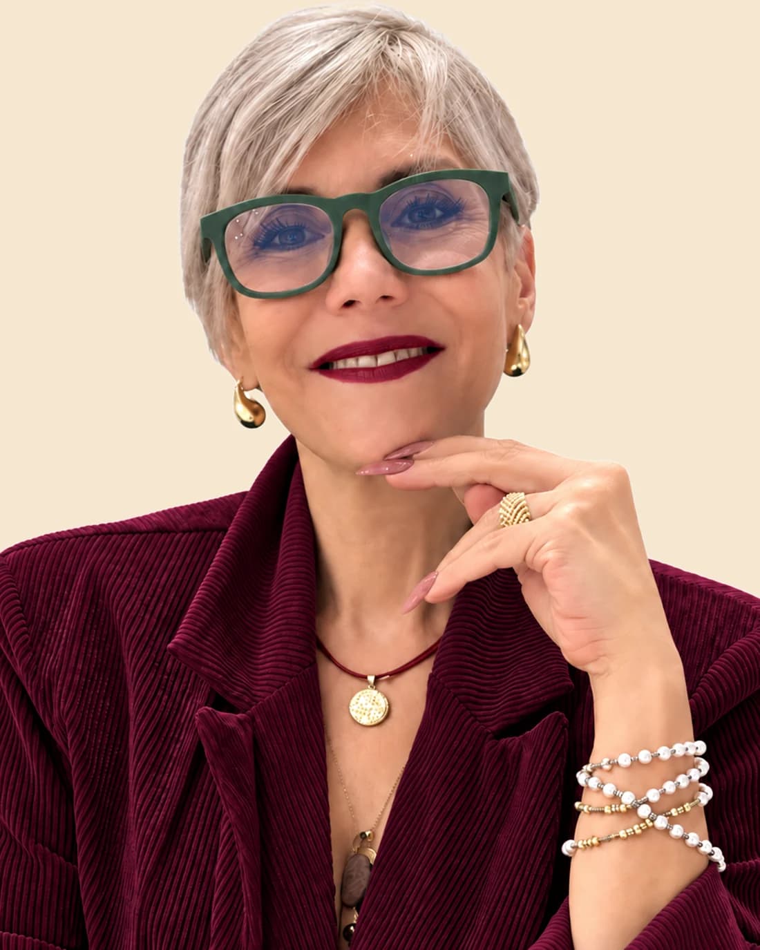 La Dra. Mancebo con gafas de montura verde, la mano apoyada en el rostro